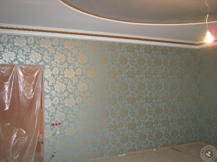 Стык декоративной штукатурки и обоев