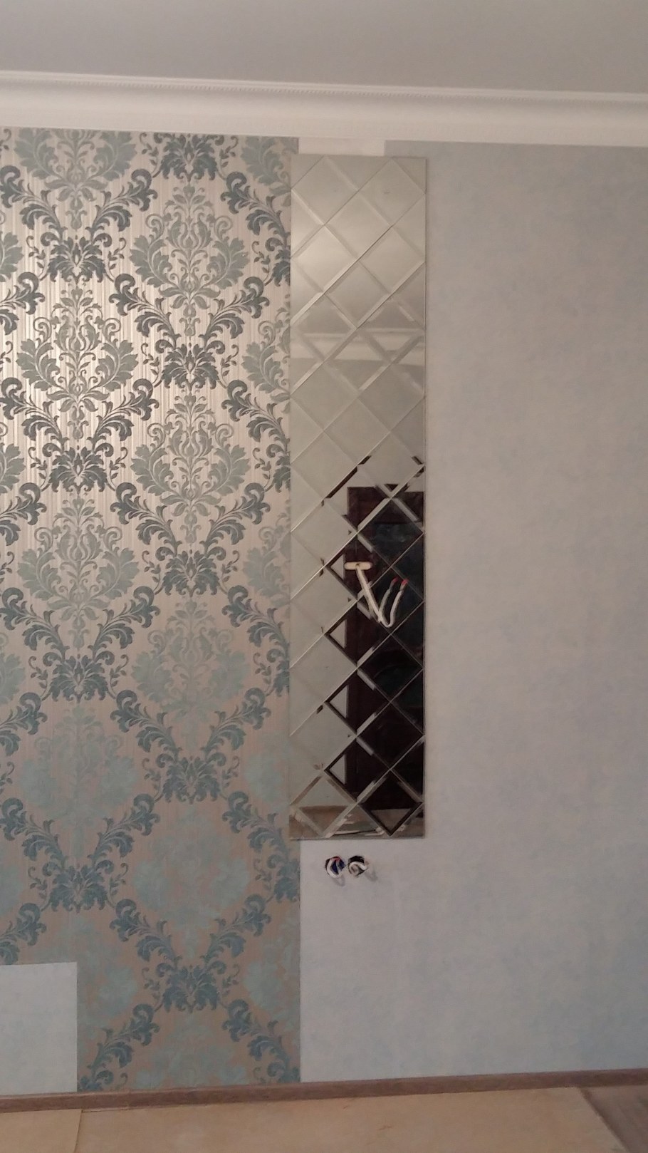 Стыки разных обоев на стене