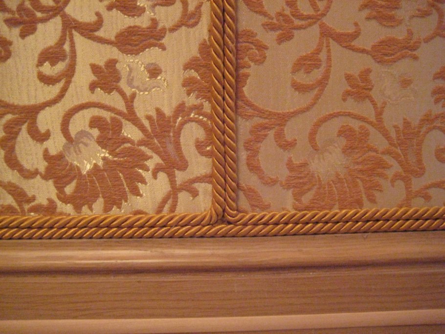 Отделка стен тканью