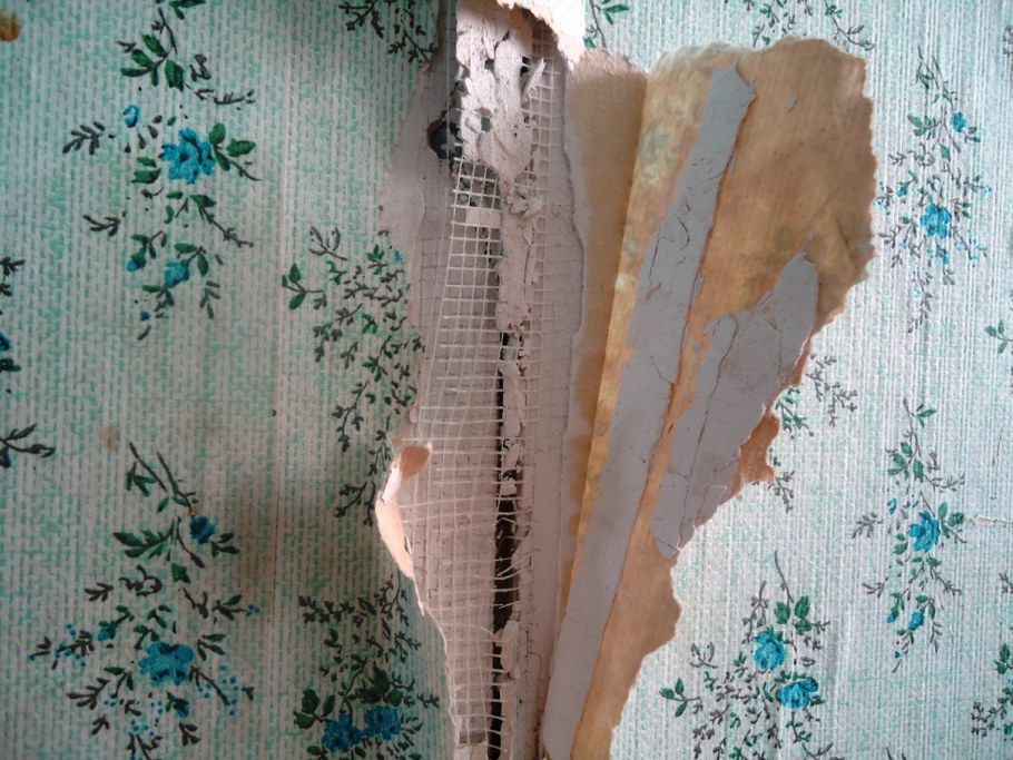 Рваные обои