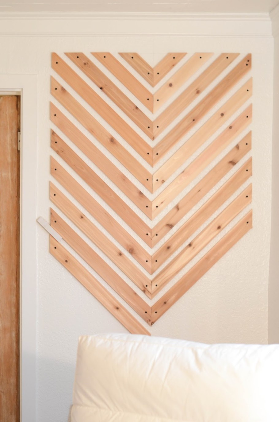 Украшение из реек на стене