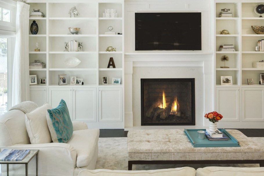 Каин с полками в гостиной