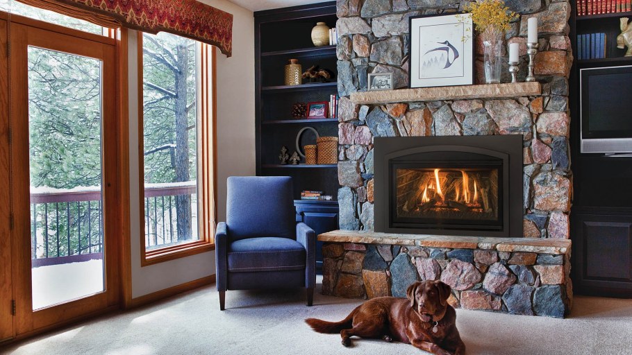 Красивый уютный камин