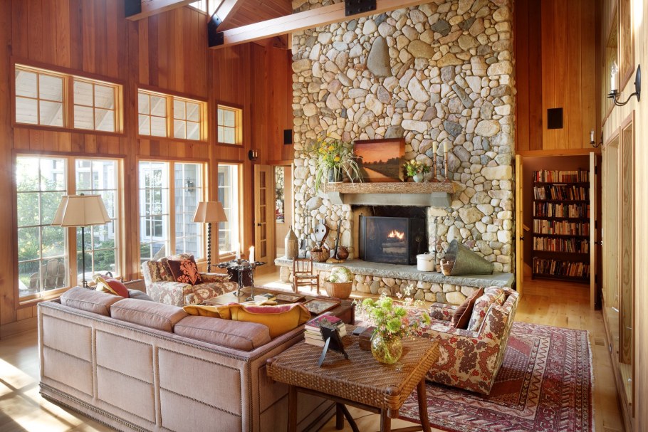Гостиная с камином в стиле Кантри