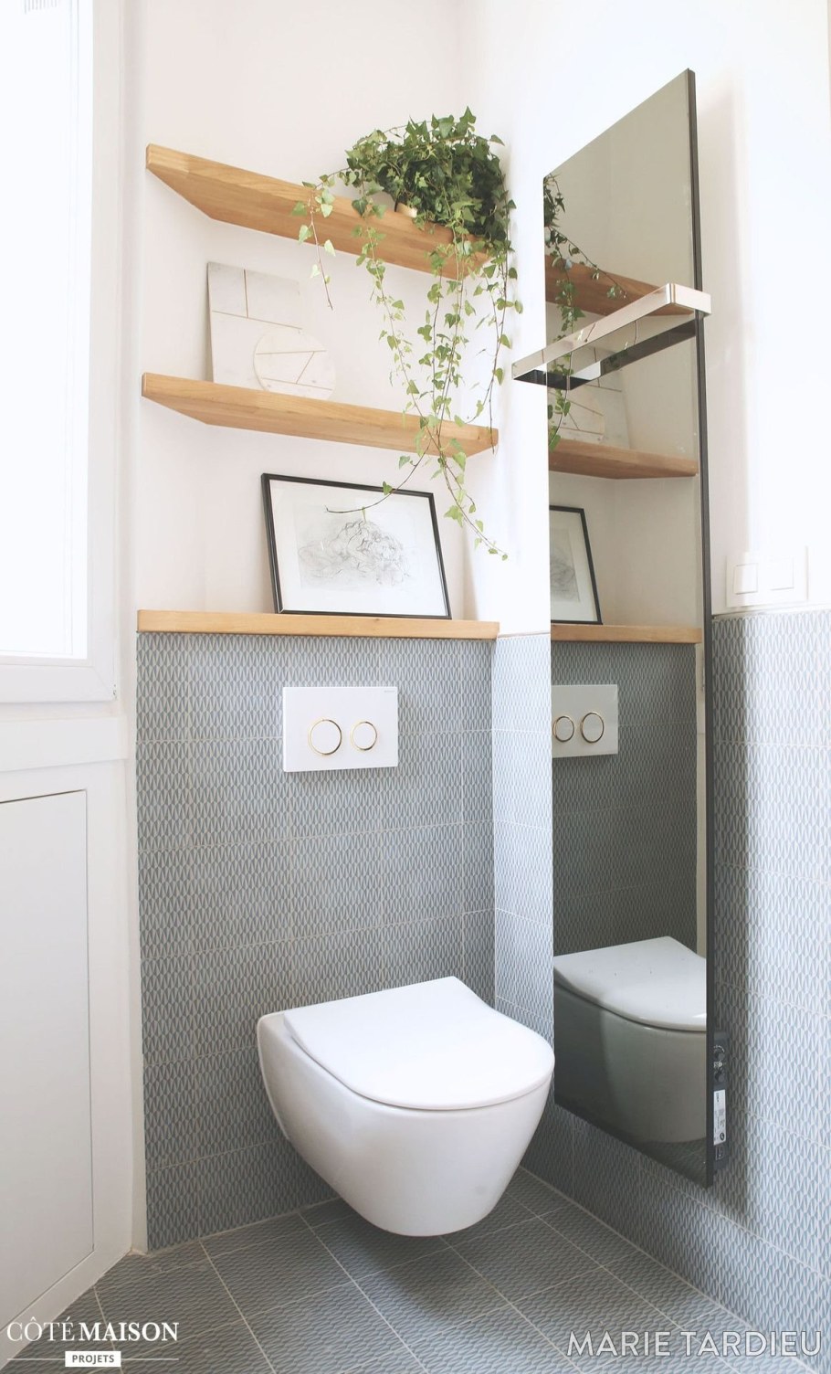 Инсталляция в туалете с полками