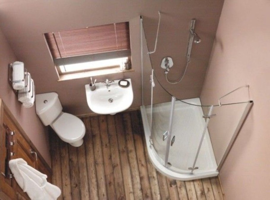 Ванная комната с душем и туалетом