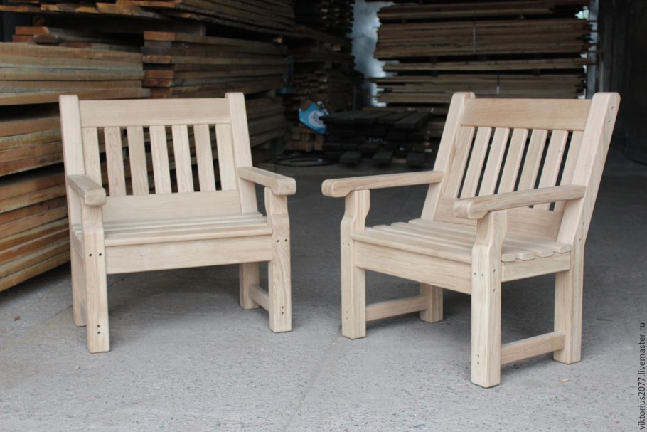 Кресло из дерева для дачи