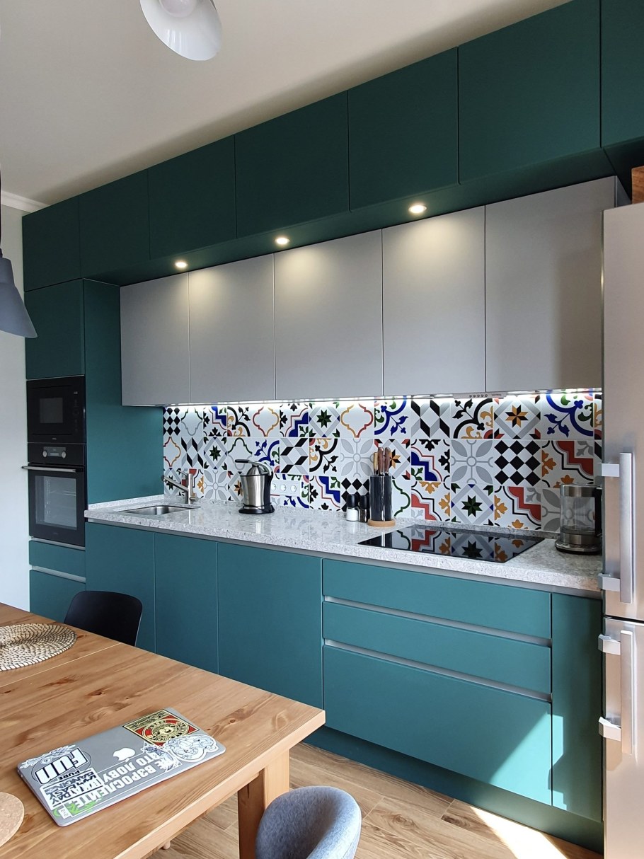 Кухня бирюза с белым