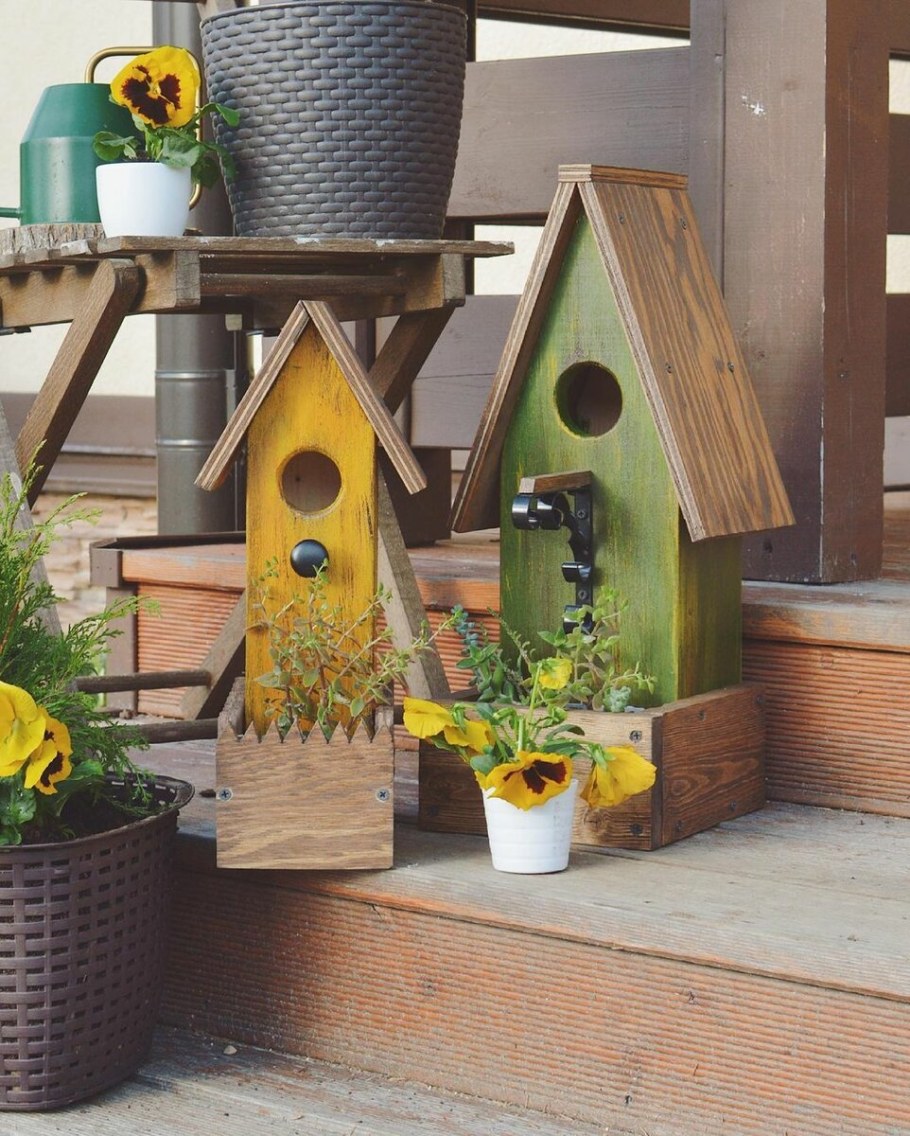 Скворечник в декоре сада