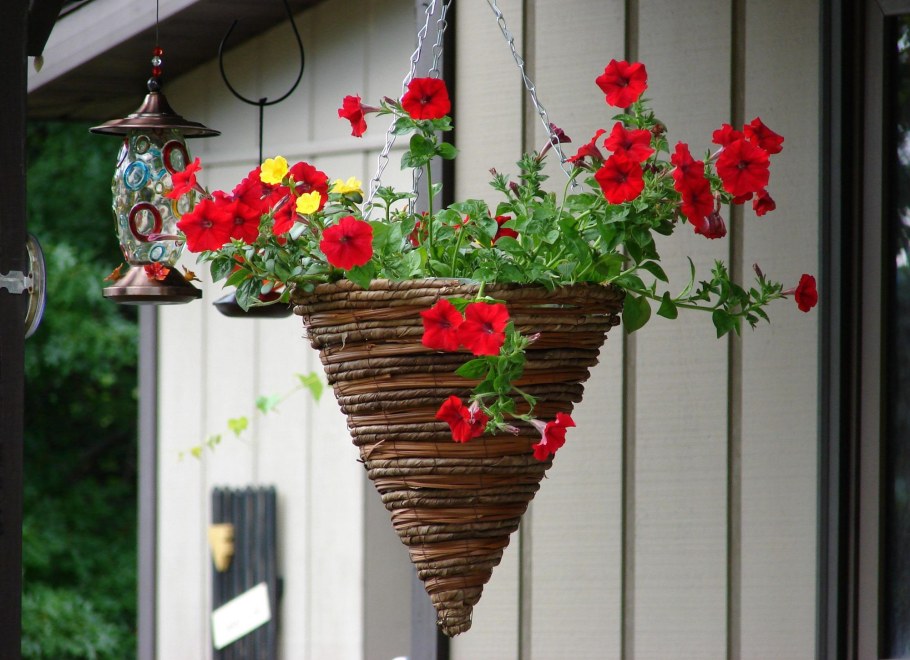Подвесные кашпо на балконе