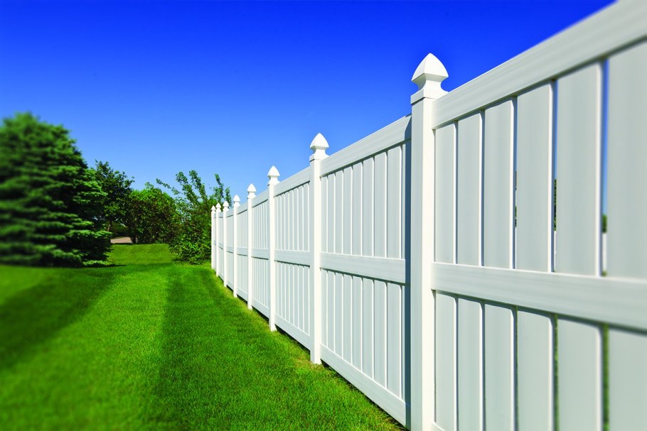 Красивый белый забор