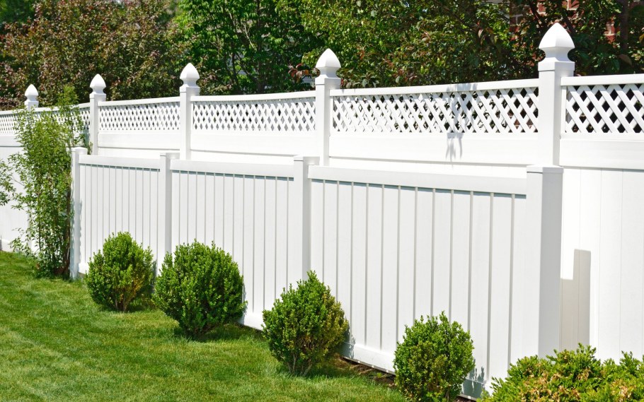 Белый деревянный забор