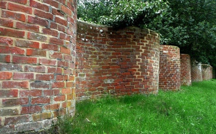 Волнистые заборы в Англии