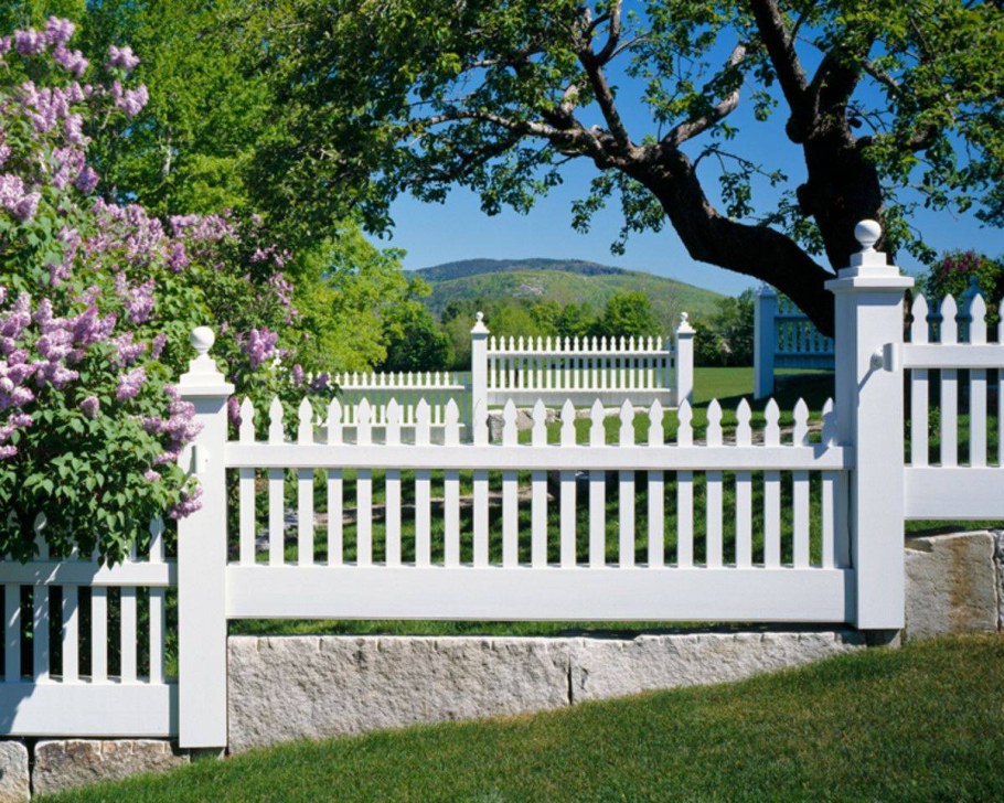 Красивый белый забор