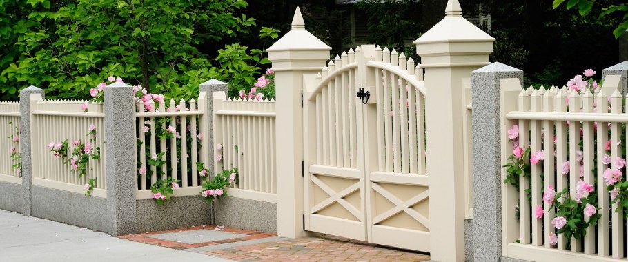 Белый деревянный забор