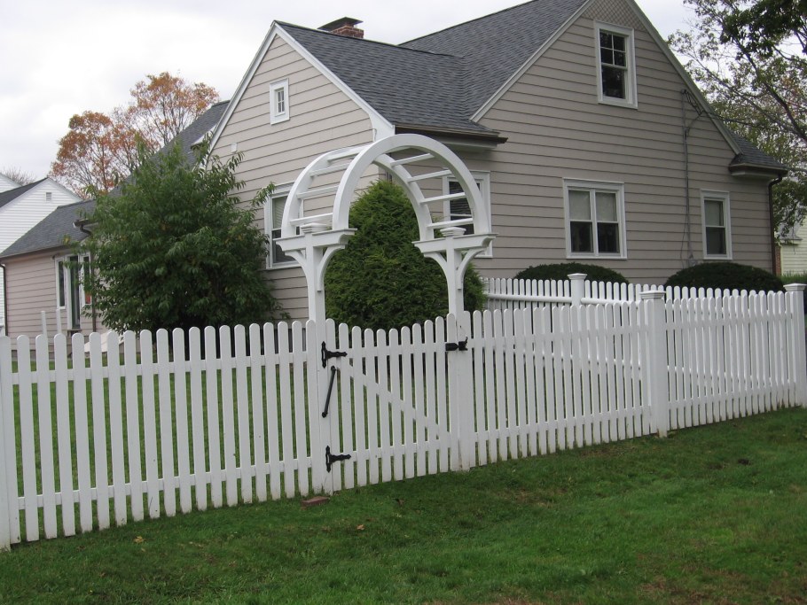 Заборчик белый деревянный