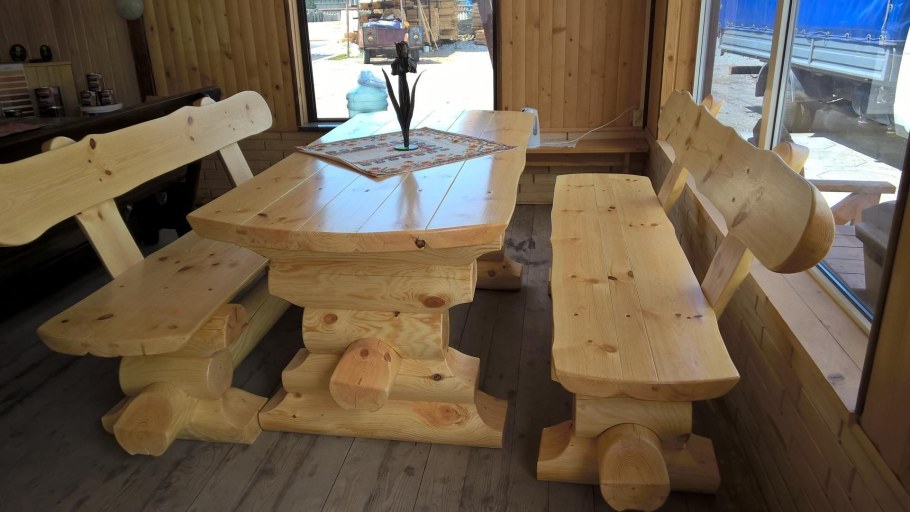 Стол и лавки из бревна