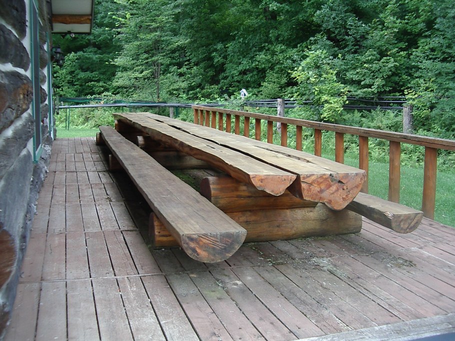 Скамейка из бревна