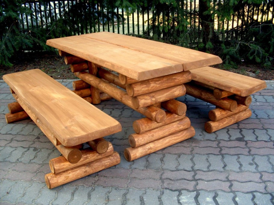 Стол и лавки из бревна