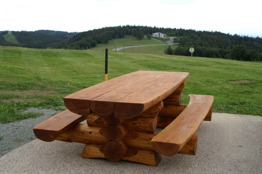 Скамейка из кругляка