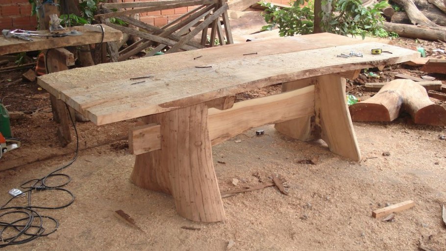 Стол из бревна