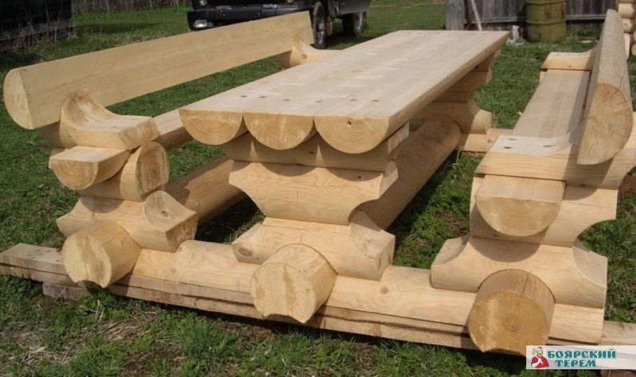 Стол из оцилиндрованного бревна