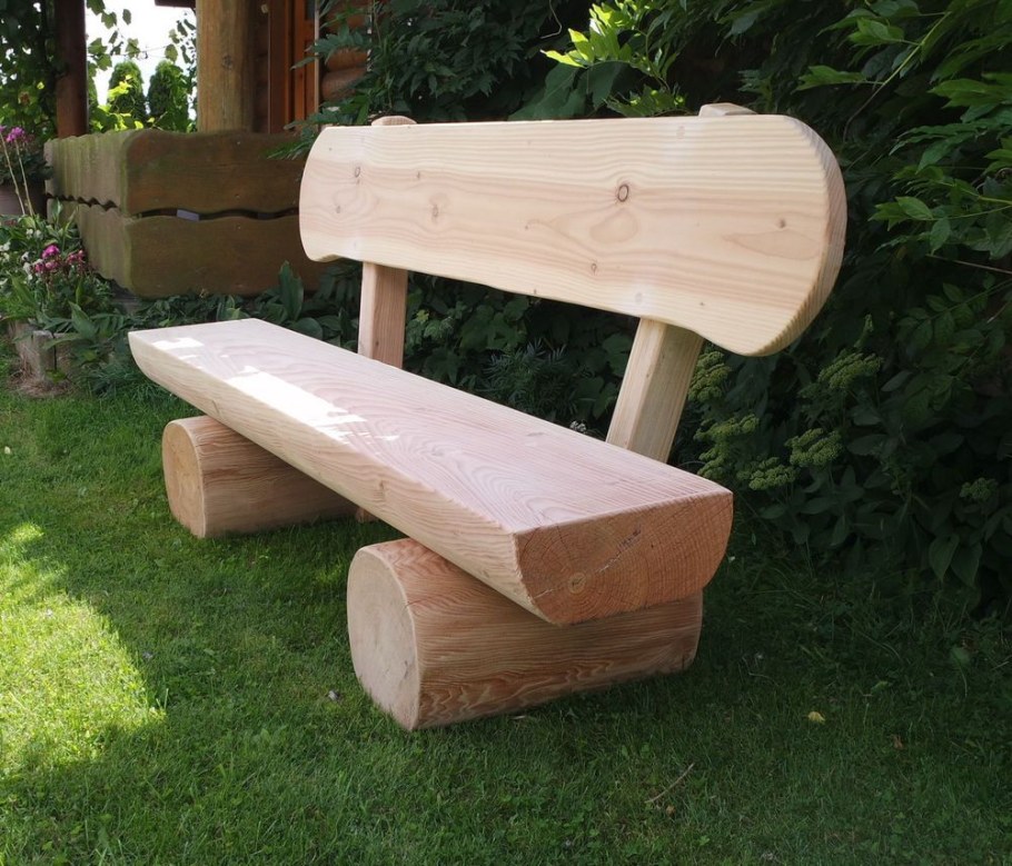 Деревянные скамейки из бревна