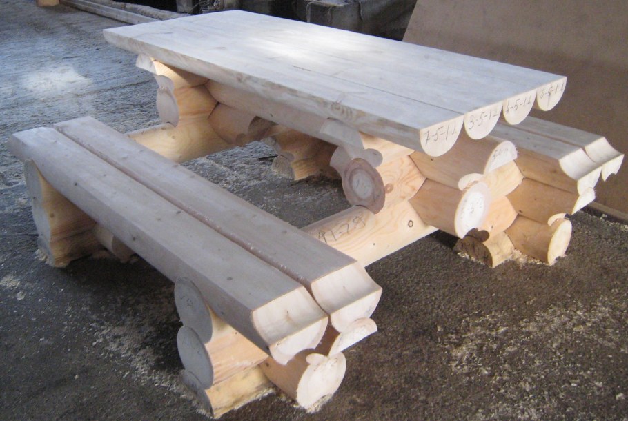 Стол и лавки из оцилиндрованного бревна