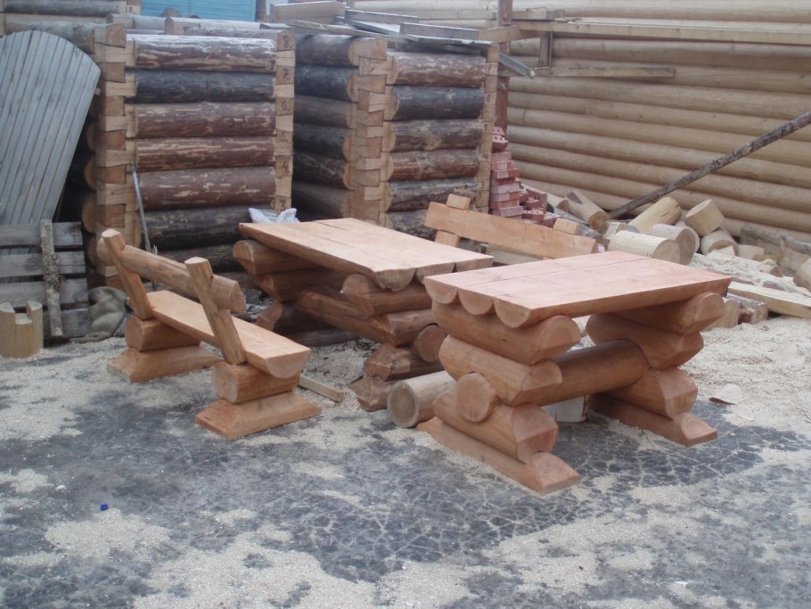 Стол и лавки из оцилиндрованного бревна