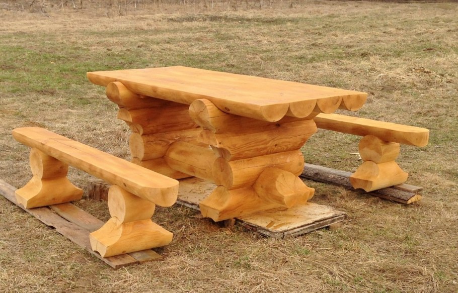 Стол и скамейки из оцилиндрованного бревна