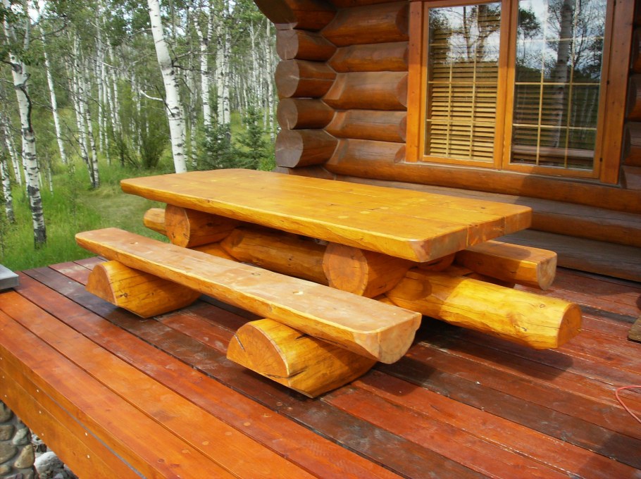 Стол из бревен для дачи