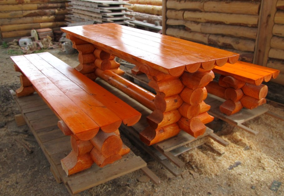 Стол и лавки из оцилиндрованного бревна