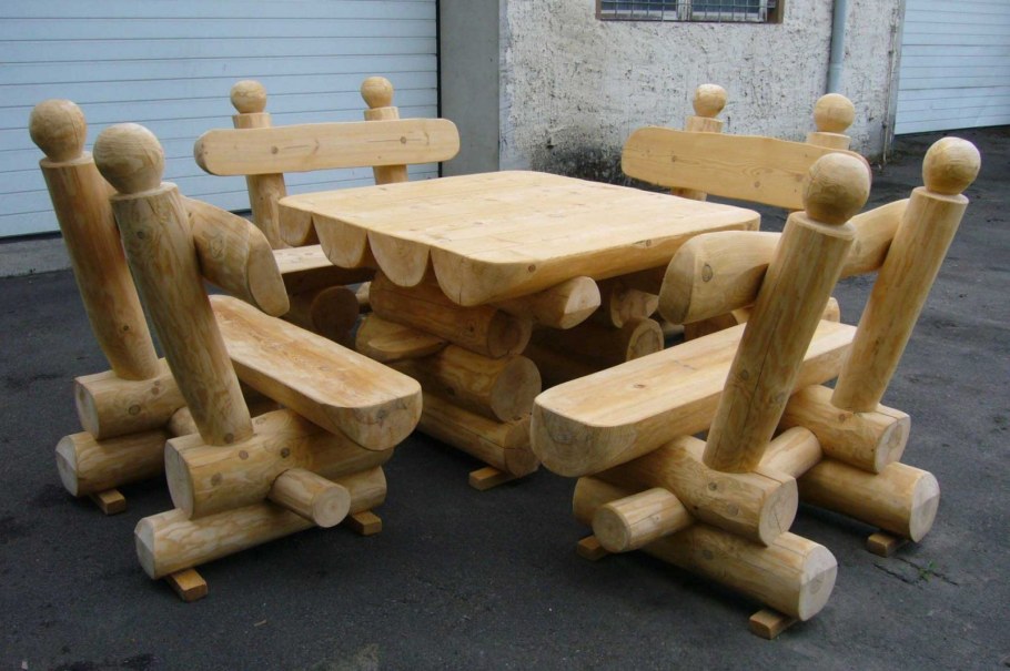 Стол и скамейки из бревна