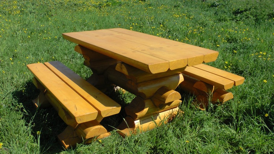 Стол и лавки из бревна