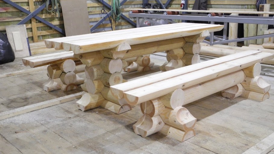 Стол и лавки из оцилиндрованного бревна