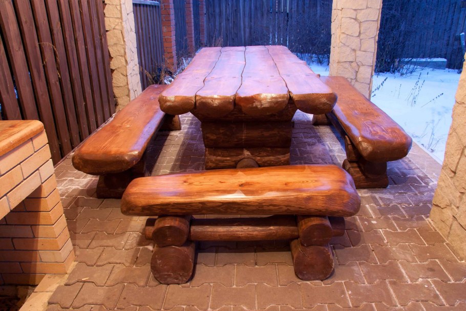 Стол из бревен для дачи