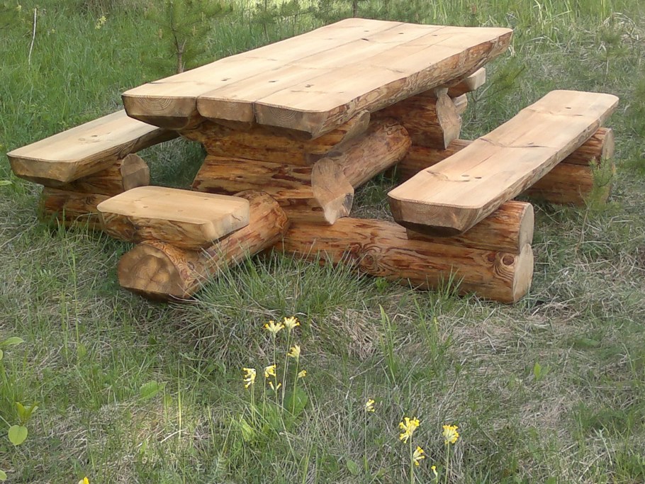 Стол и лавочки из бревен