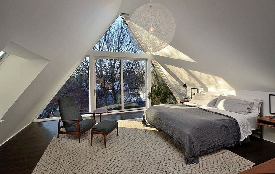 Мансардные окна в спальне