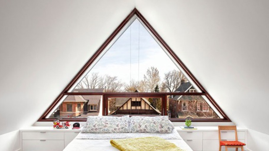 Треугольное окно на мансарде