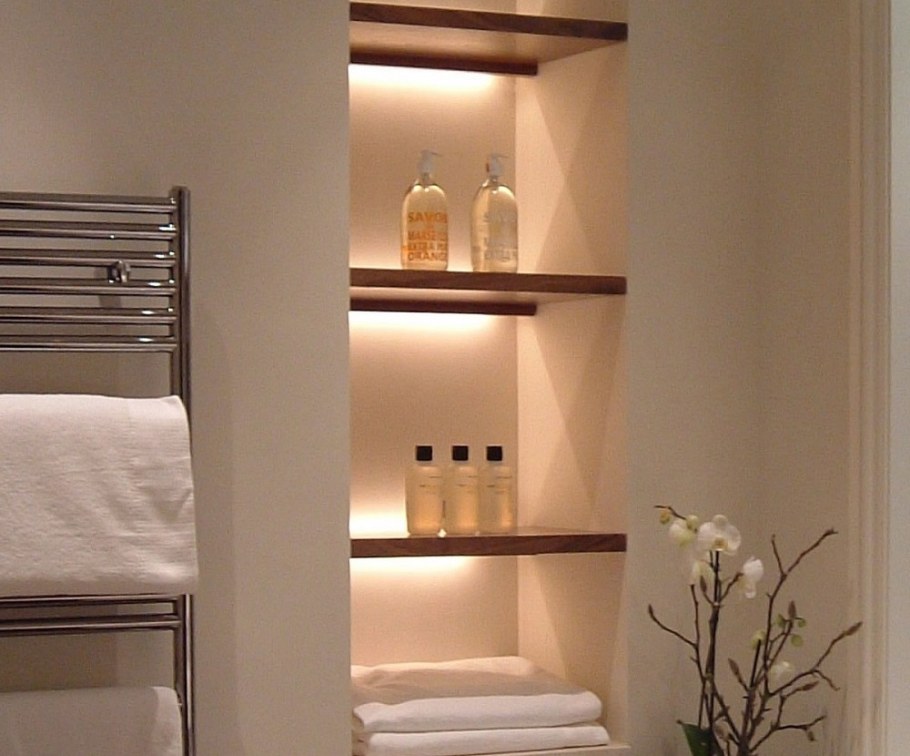 Встроенные полки в ванной