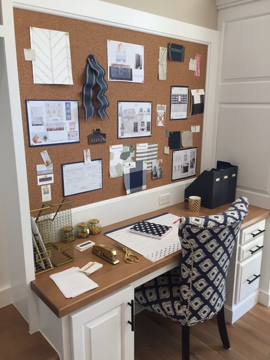 Пробковая доска над письменным столом