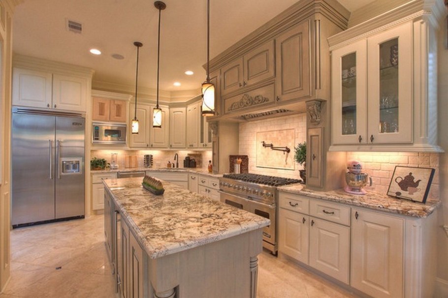 Большая кухня в коттедже