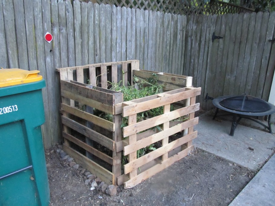Компостная яма из паллет