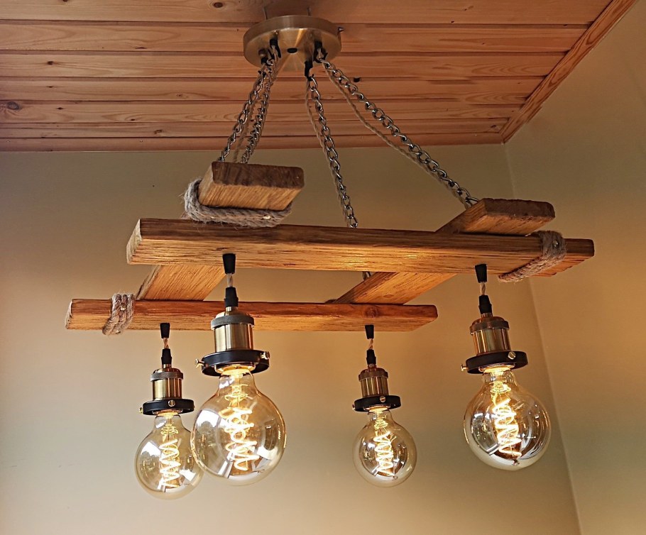 Люстра в деревенском стиле