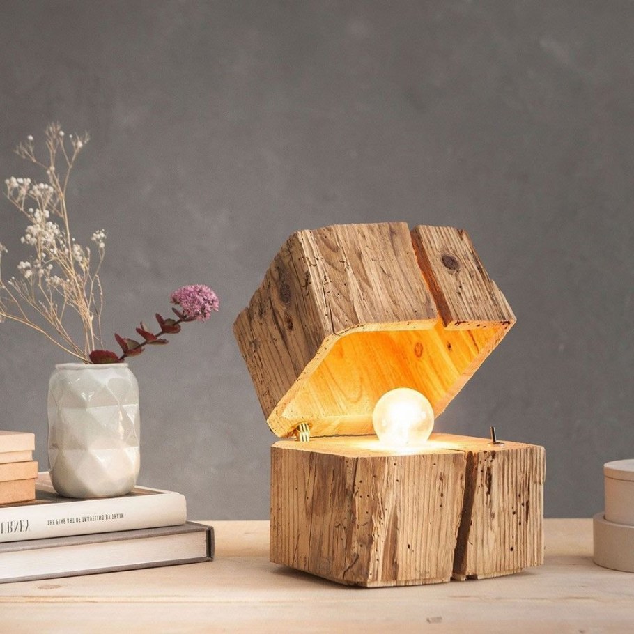 Настольный светильник из дерева