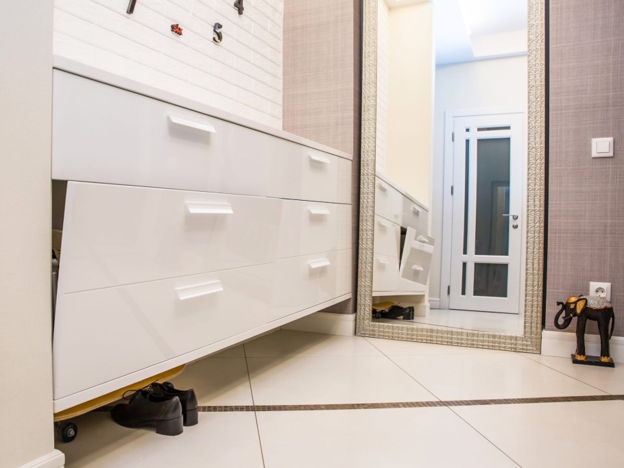 Комод подвесной в узкой прихожей