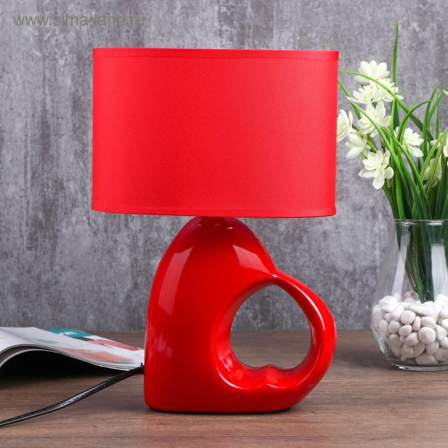 Красная необычная настольная лампа