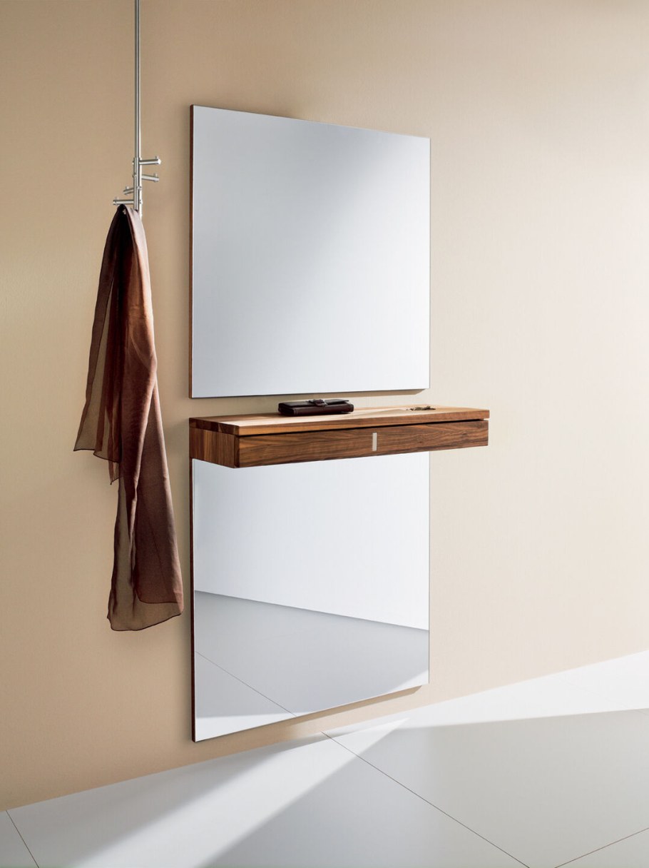 Подвесная консоль с зеркалом в прихожую