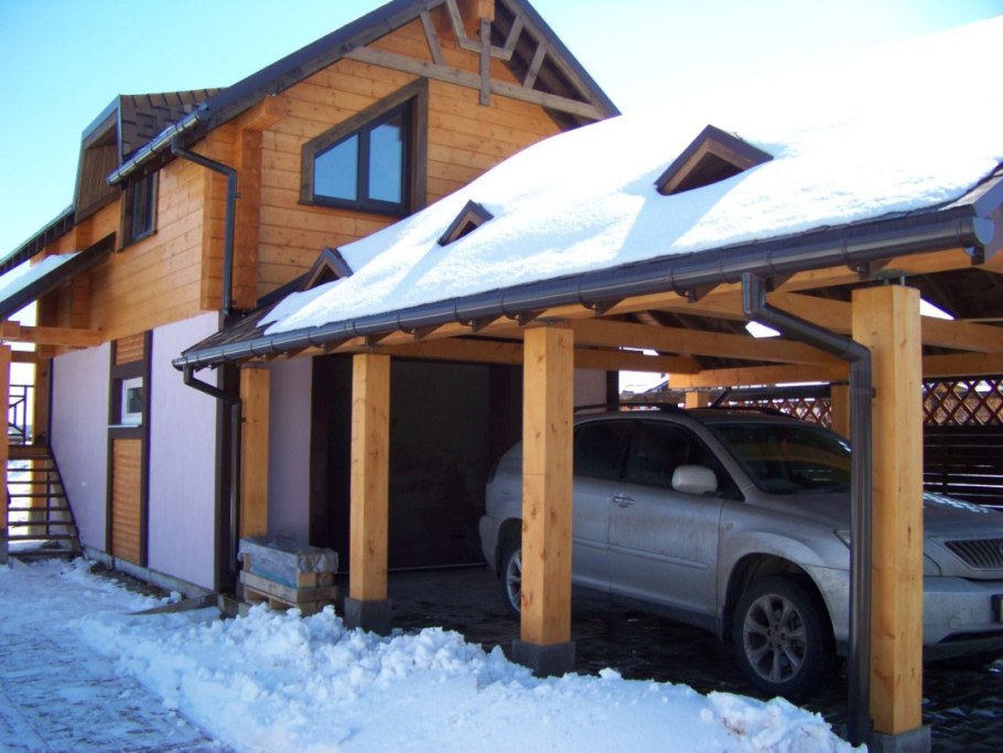 Дом с навесом для машины