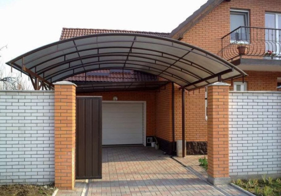 Полуарочный навес из поликарбоната